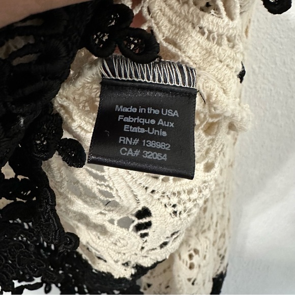 Dress The Population Crochet Bell Sleeve Top Size M - Picture 4 of 6